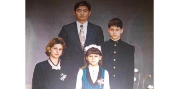 ダレノガレ明美が幼い頃の 家族写真 を公開 若いときのお母さんと似すぎで二度見します Pouch ポーチ