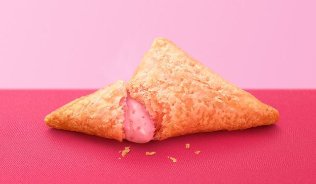 マクドナルドの三角チョコパイに今年も「いちご」味が登場♪ パイ生地もクリームもピンク色で見るからに甘～い!!!