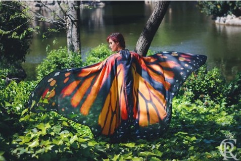 【まるで妖精】「蝶の羽ケープ」が想像以上にリアルでびっくり！ 異彩を放つ「蛾の羽ケープ」も毒々しくて魅惑的です