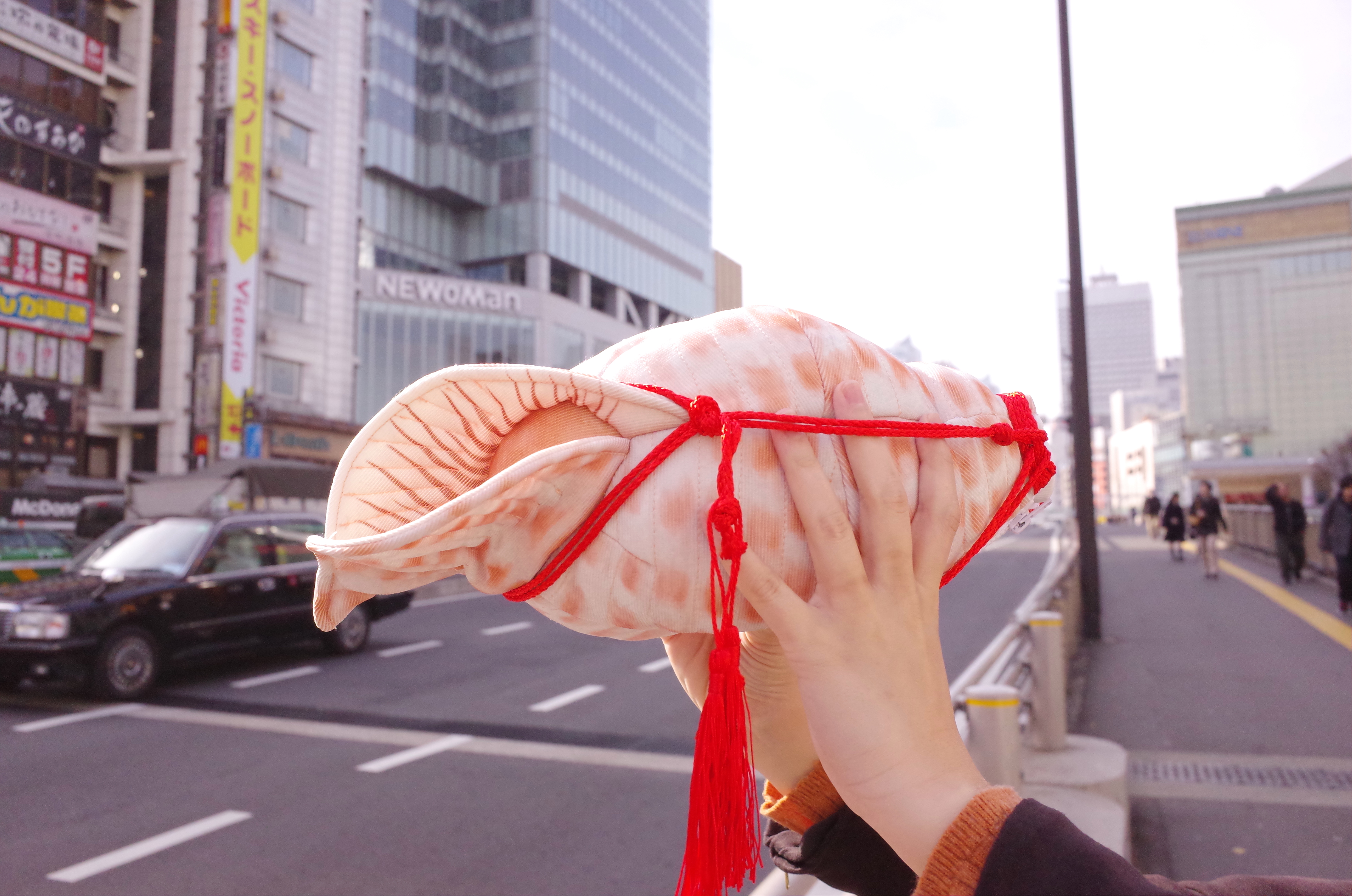 ほら貝を吹いているように見えるペットボトルケースを使って1日生活し