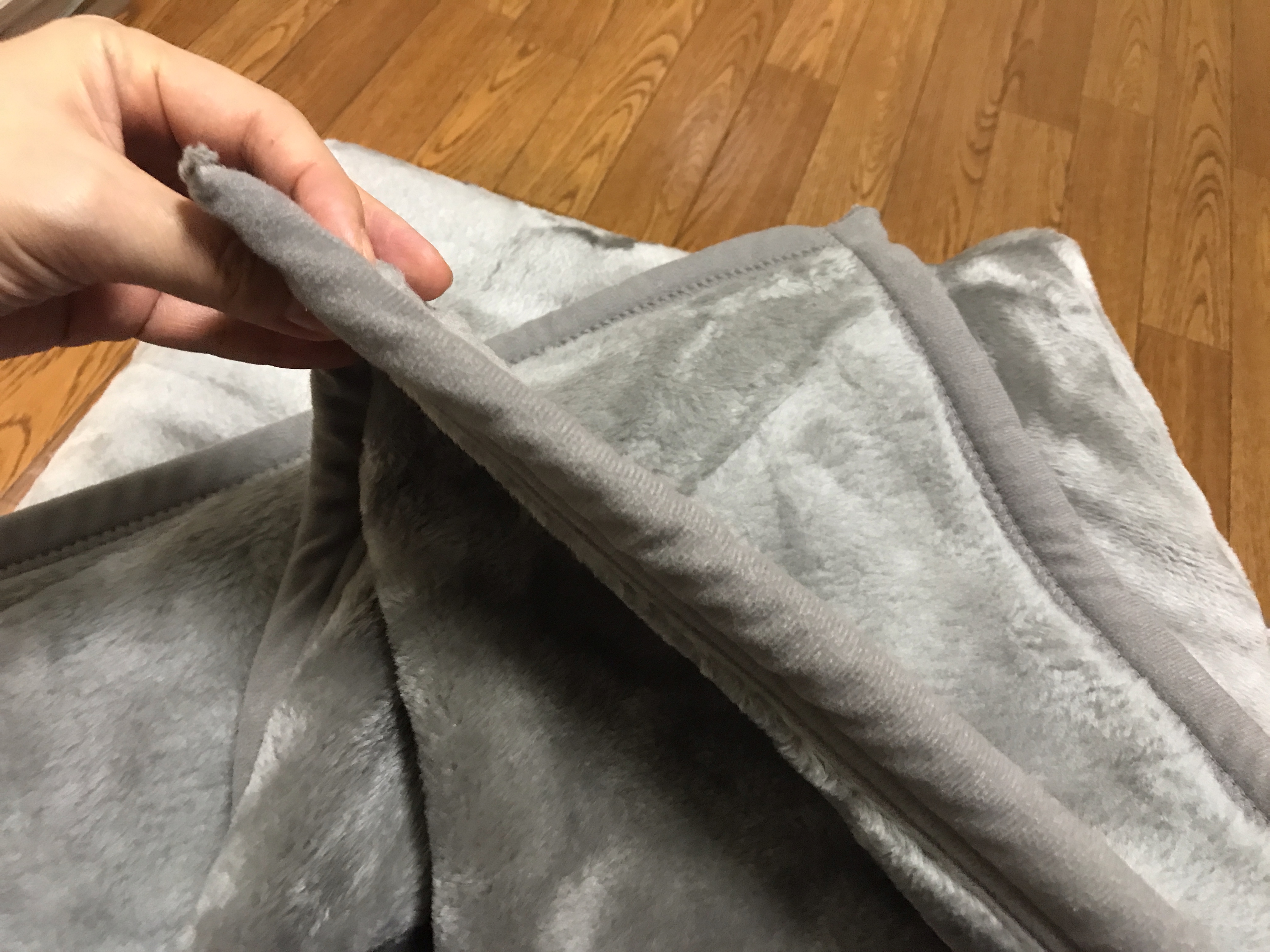 ユニクロの「ヒートテック毛布」を使ってみた！ 薄くて軽いのに肌触り