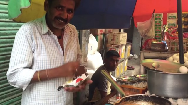 インドの屋台に「サッポロ一番塩ラーメン」を持っていくと…袋ごとバッキバキにされて激ウマなカレー風味雑炊が完成したよ!!