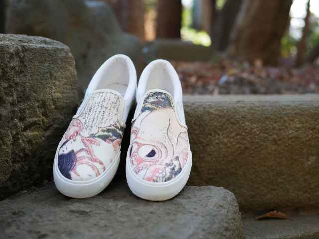 葛飾北斎の春画「蛸と海女」がスニーカーに！ 片足ずつタコと海女が描かれたアシメなデザインがいい感じです