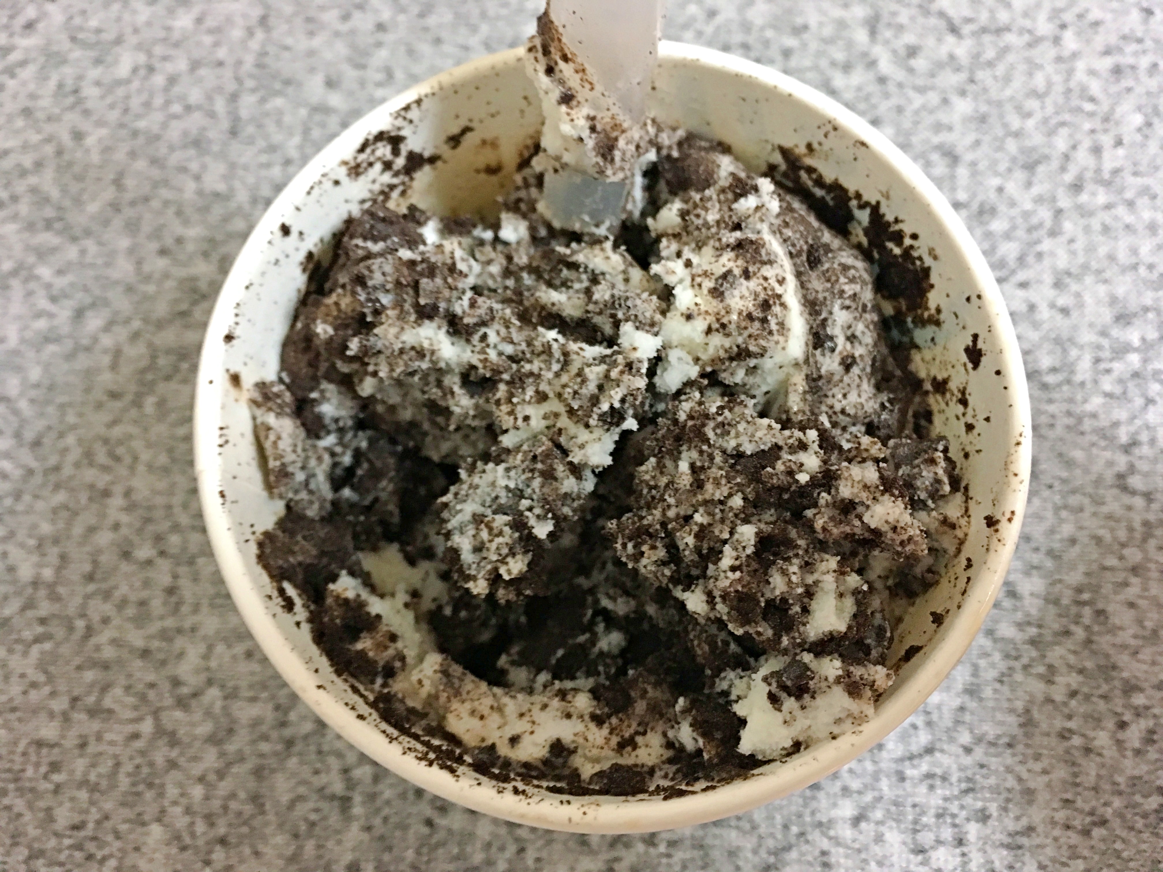 対決】マックフルーリー「超オレオ」と「オレオクッキー」はどのくらい