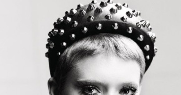 プラダのスタッズ付き 極太ヘアバンド がモードで素敵 存在感たっぷりだけど どんなコーデにもハマりそう Pouch ポーチ