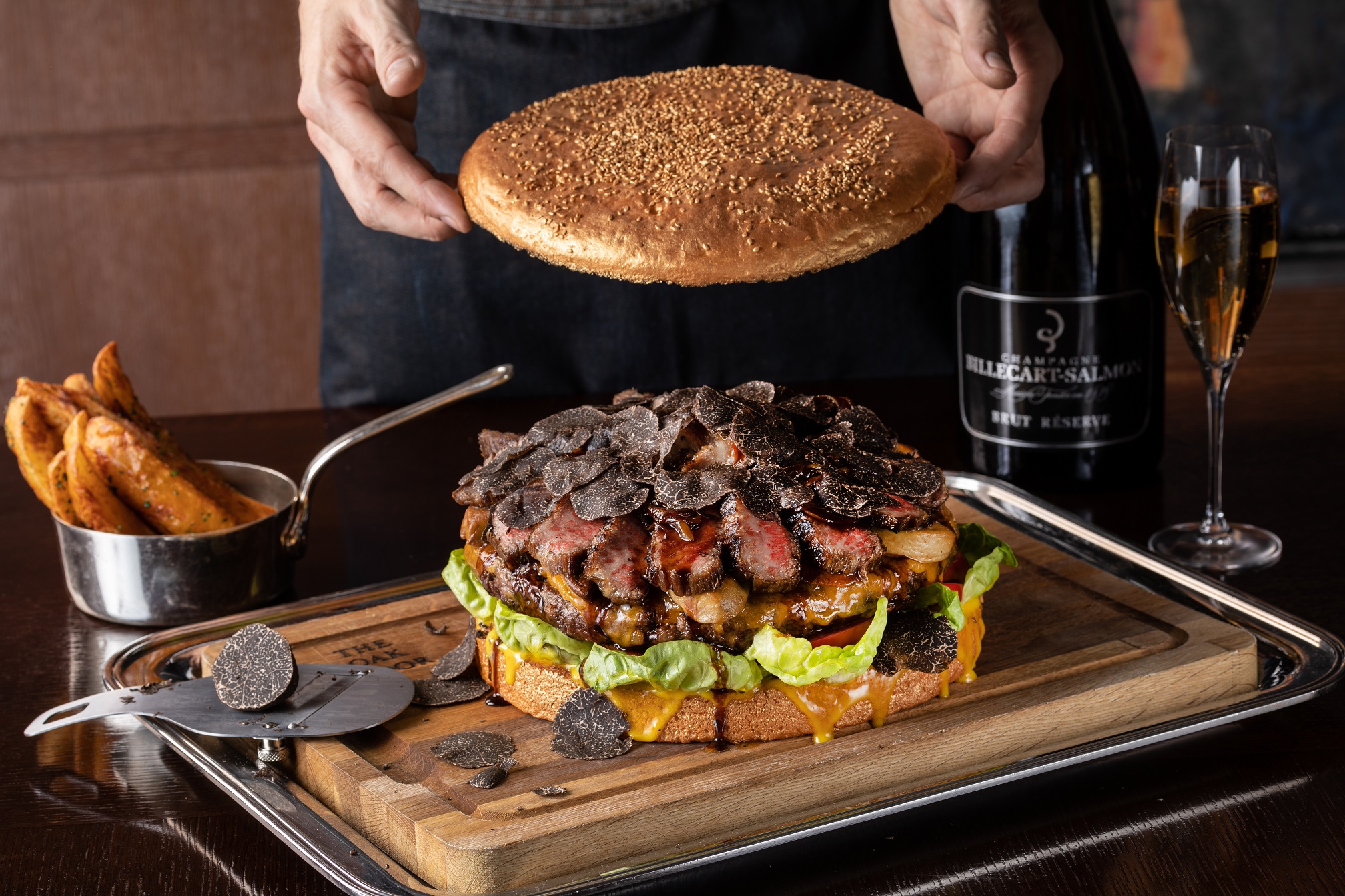 嘘じゃない】10万円の巨大ハンバーガーがグランドハイアットに登場