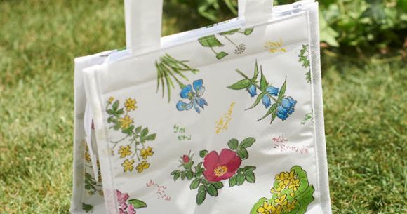 六花亭 とコラボした保冷バッグが雑誌 クロワッサン の付録に 包装紙と同じ可憐な野の花がデザインされています Pouch ポーチ