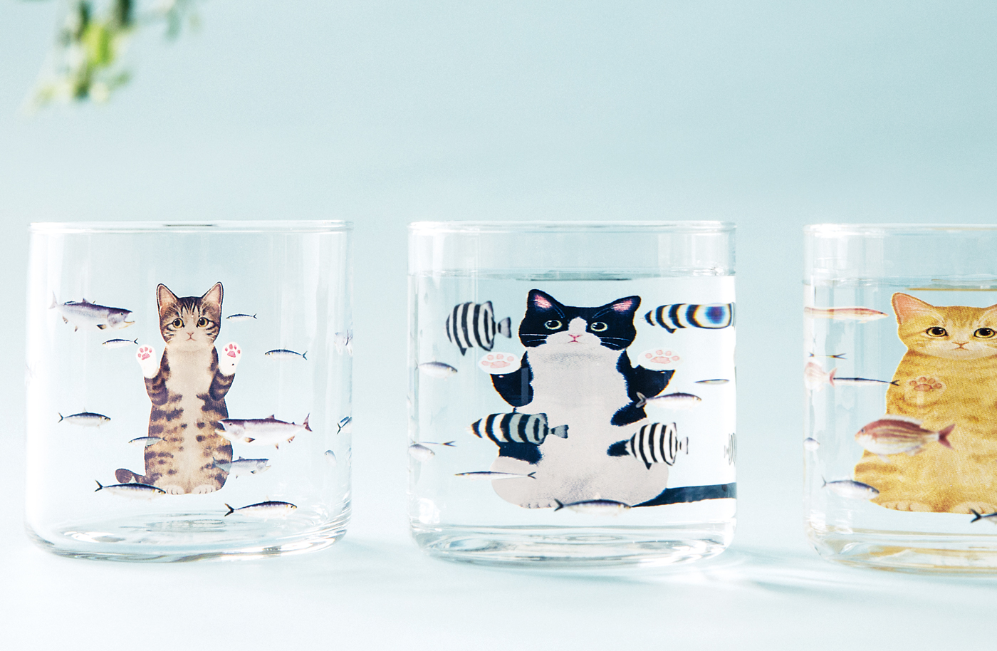 水をそそぐと猫が大きく見えるグラスが癒し度満点♡ 泳ぐ魚たちを