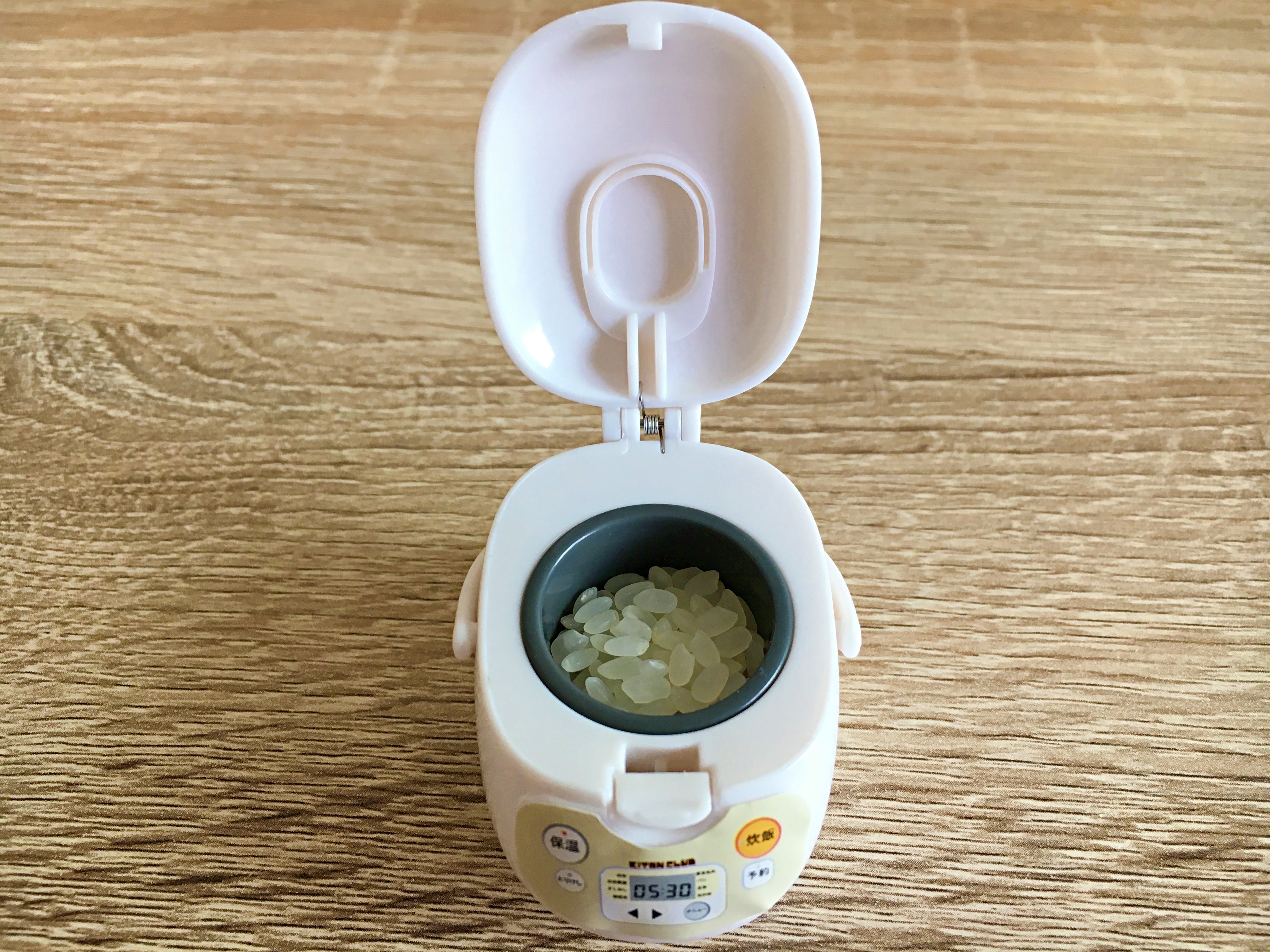 生活感はんぱない！ カプセルトイ「パカっと開く 炊飯器型ケース」は