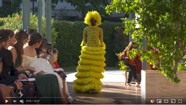 ヴァレンティノのショーに登場した「ひまわりドレス」がインパクト大！ ひまわりを擬人化したらきっとこんな感じ!?