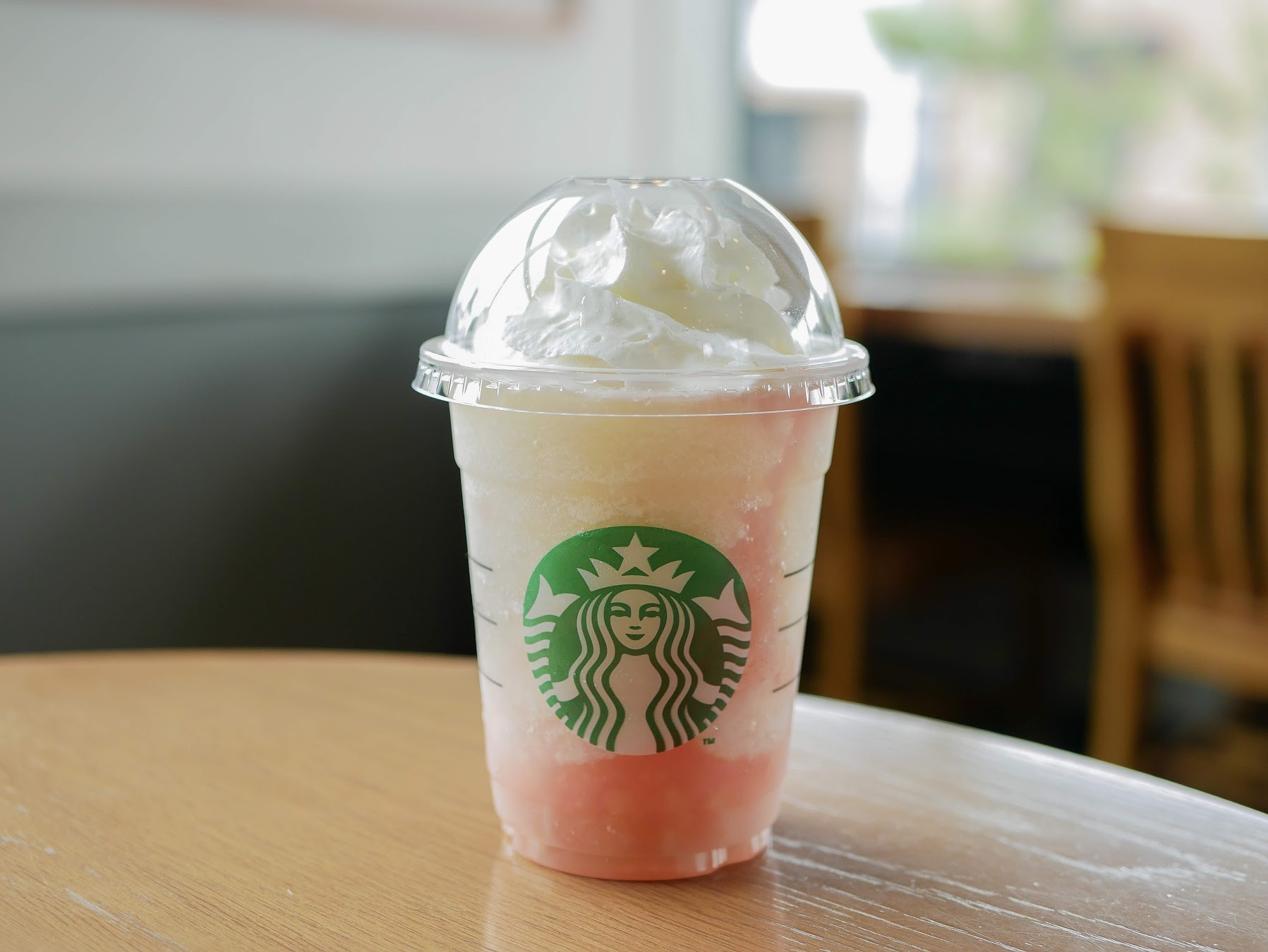 スタバの新作は桃が主役の「ピーチ オン ザ ビーチ フラペチーノ」！ 白桃がゴロゴロ入った桃尽くしのフラぺだよ | Pouch[ポーチ]