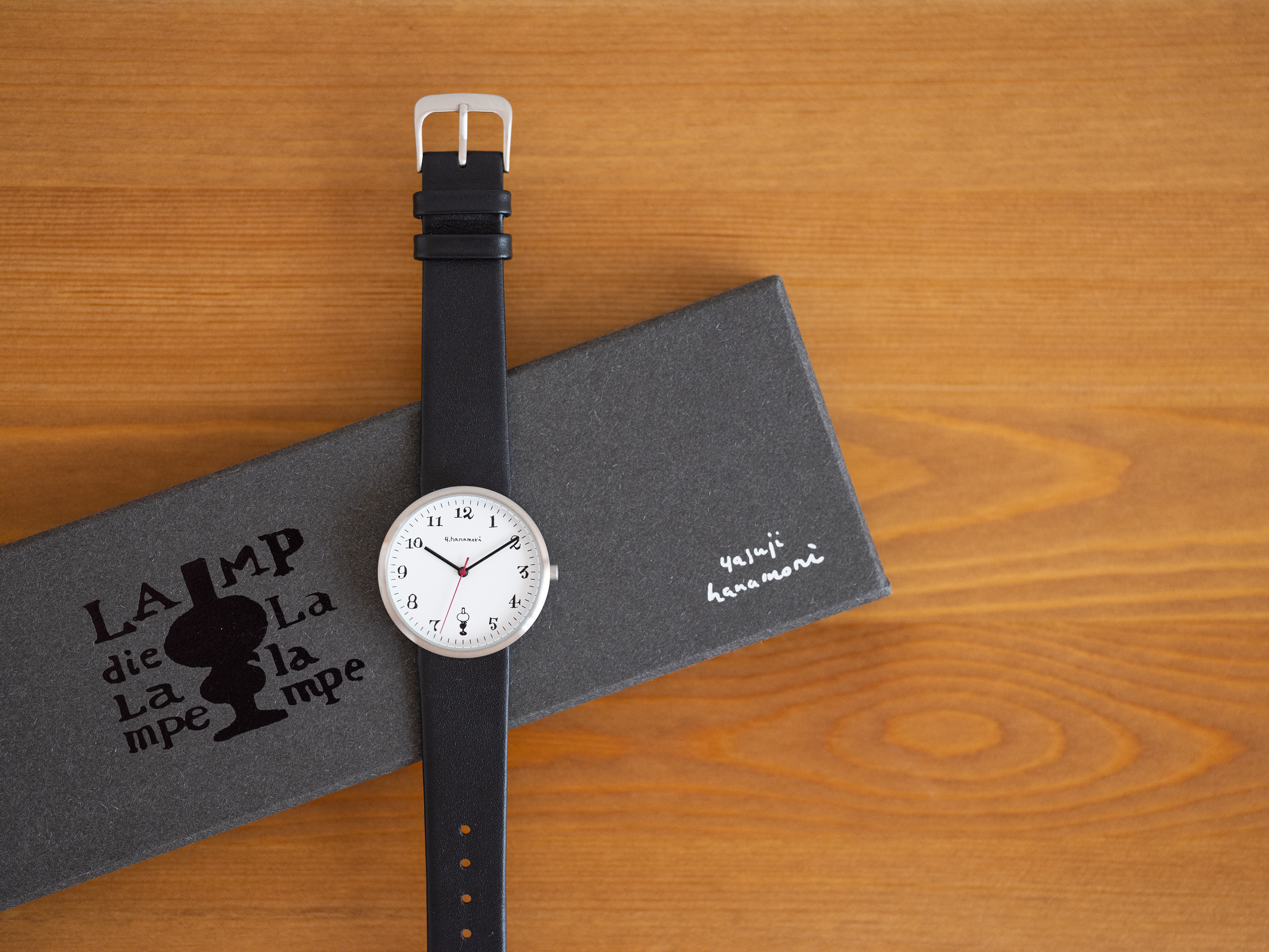 暮しの手帖 花森安治のオリジナル腕時計がシンプルモダンで美しい 時計のカット画を元にデザインされたんだって Pouch ポーチ