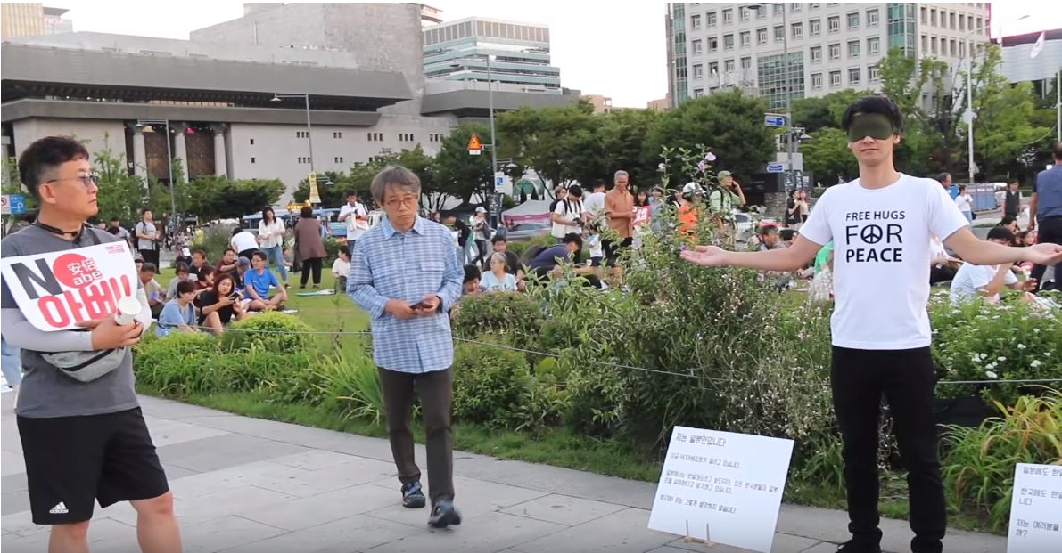 韓国の 安倍政権糾弾デモ 会場で日本人がフリーハグをしてみたら 怖くなかったのか本人に話を聞いてみました Pouch ポーチ