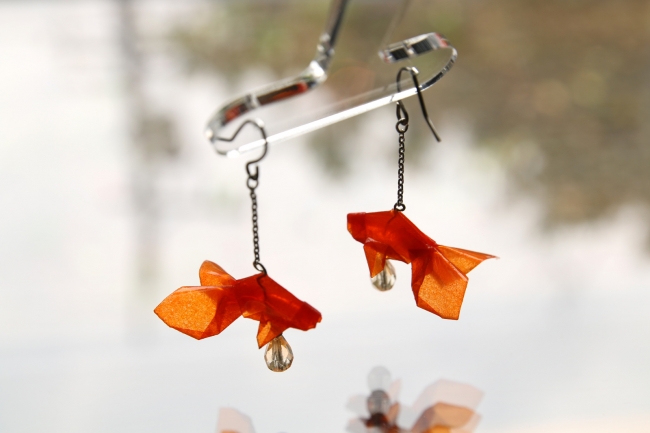 金魚や折り鶴をモチーフにした 折り紙ピアス の雅な美しさにうっとり 光を通すので心地よい雰囲気も魅力的です Pouch ポーチ