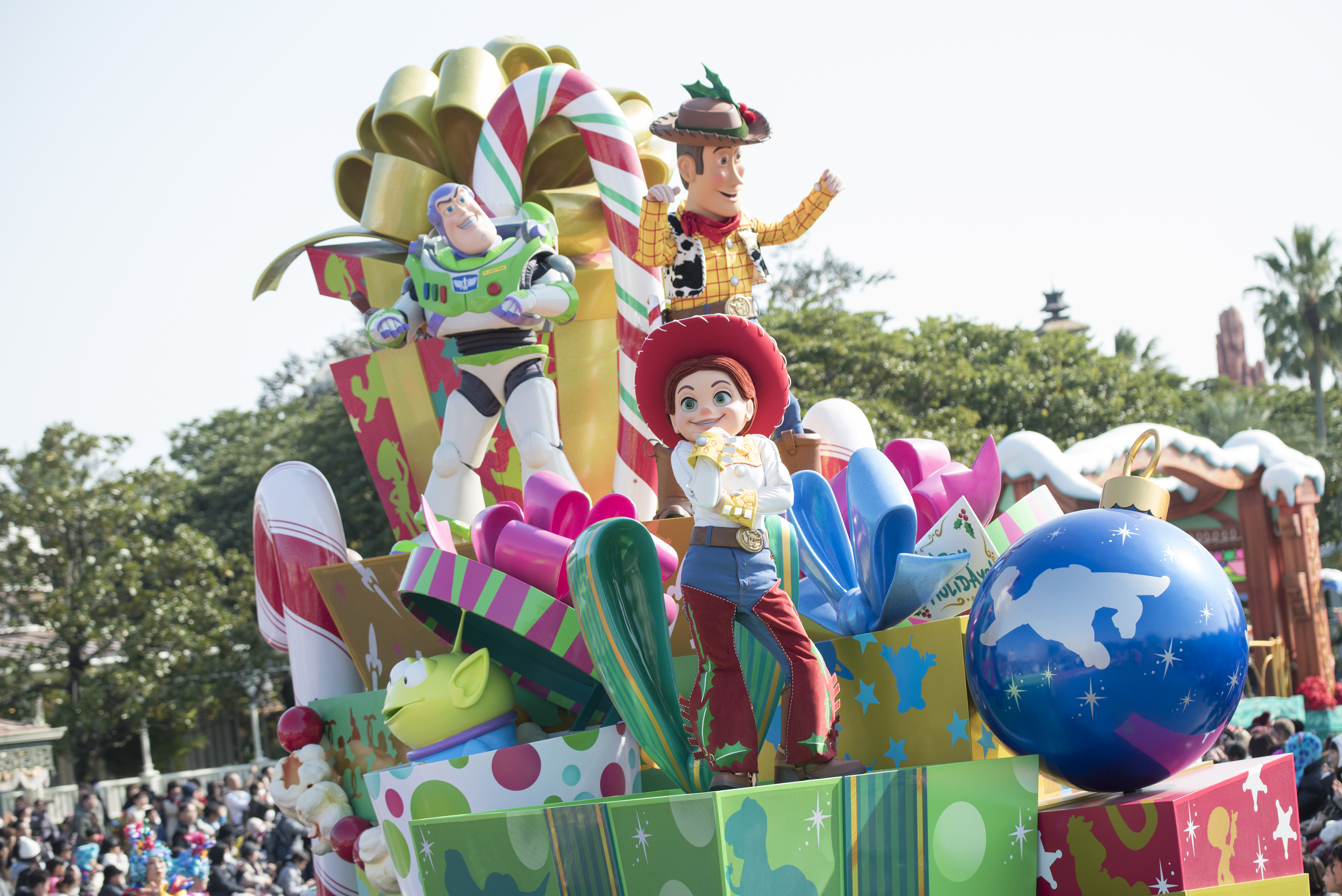 19 東京ディズニーランド クリスマス は超ファンタジック グッズやパレードなど見どころ盛りだくさんなのです Pouch ポーチ