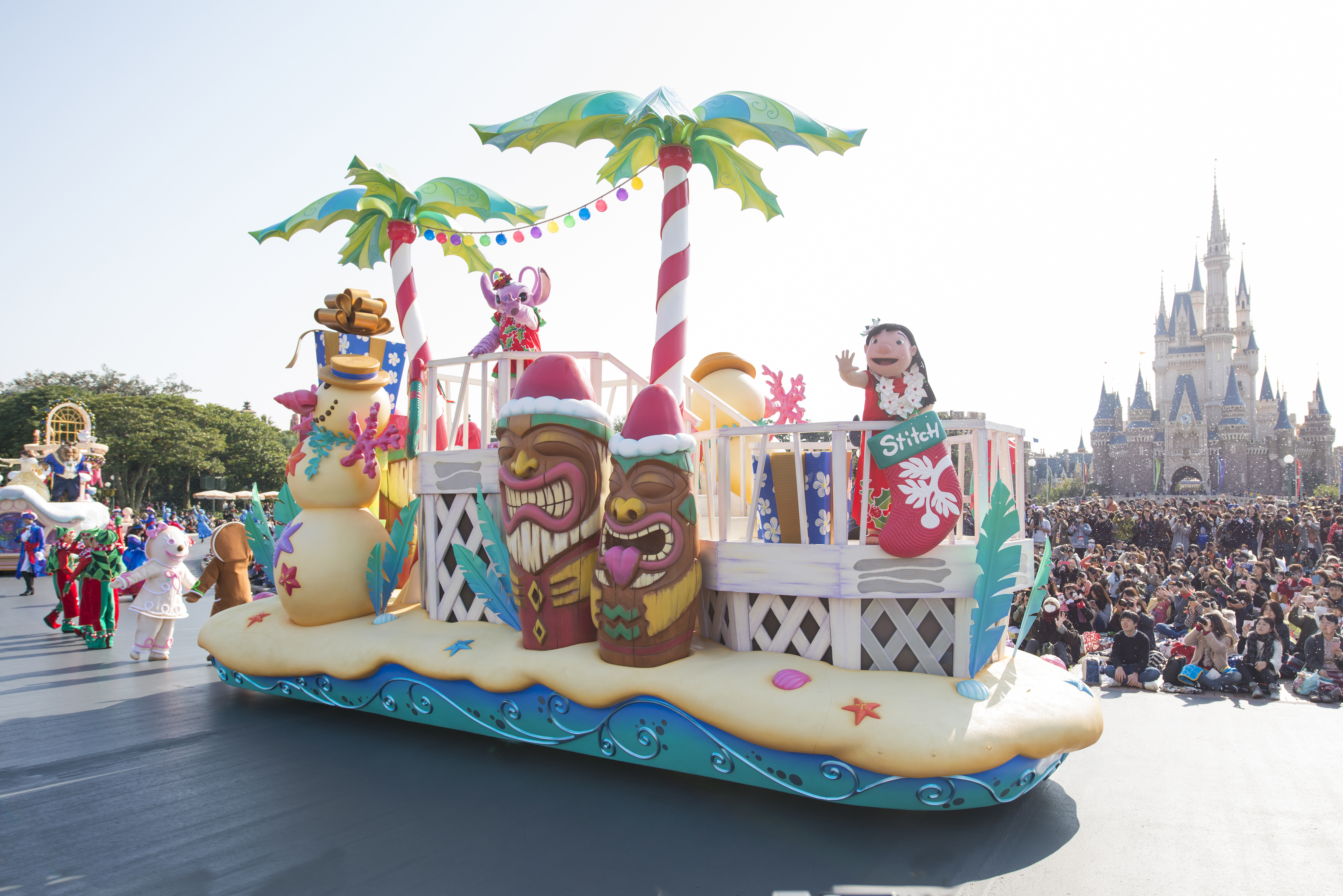 19 東京ディズニーランド クリスマス は超ファンタジック グッズやパレードなど見どころ盛りだくさんなのです Pouch ポーチ