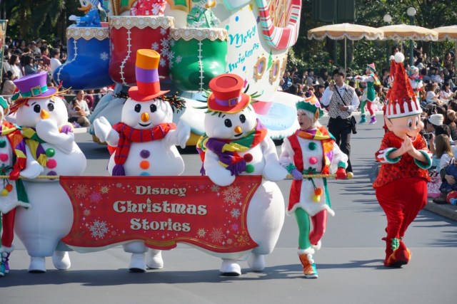 ディズニーランドのクリスマス限定パレードはきらめく雪がロマンティック 楽しく見るコツを伝授するよ Pouch ポーチ
