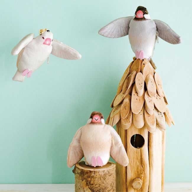 羽をバッサー！と広げる「文鳥キーリールホルダー」にキュン♡ お腹の