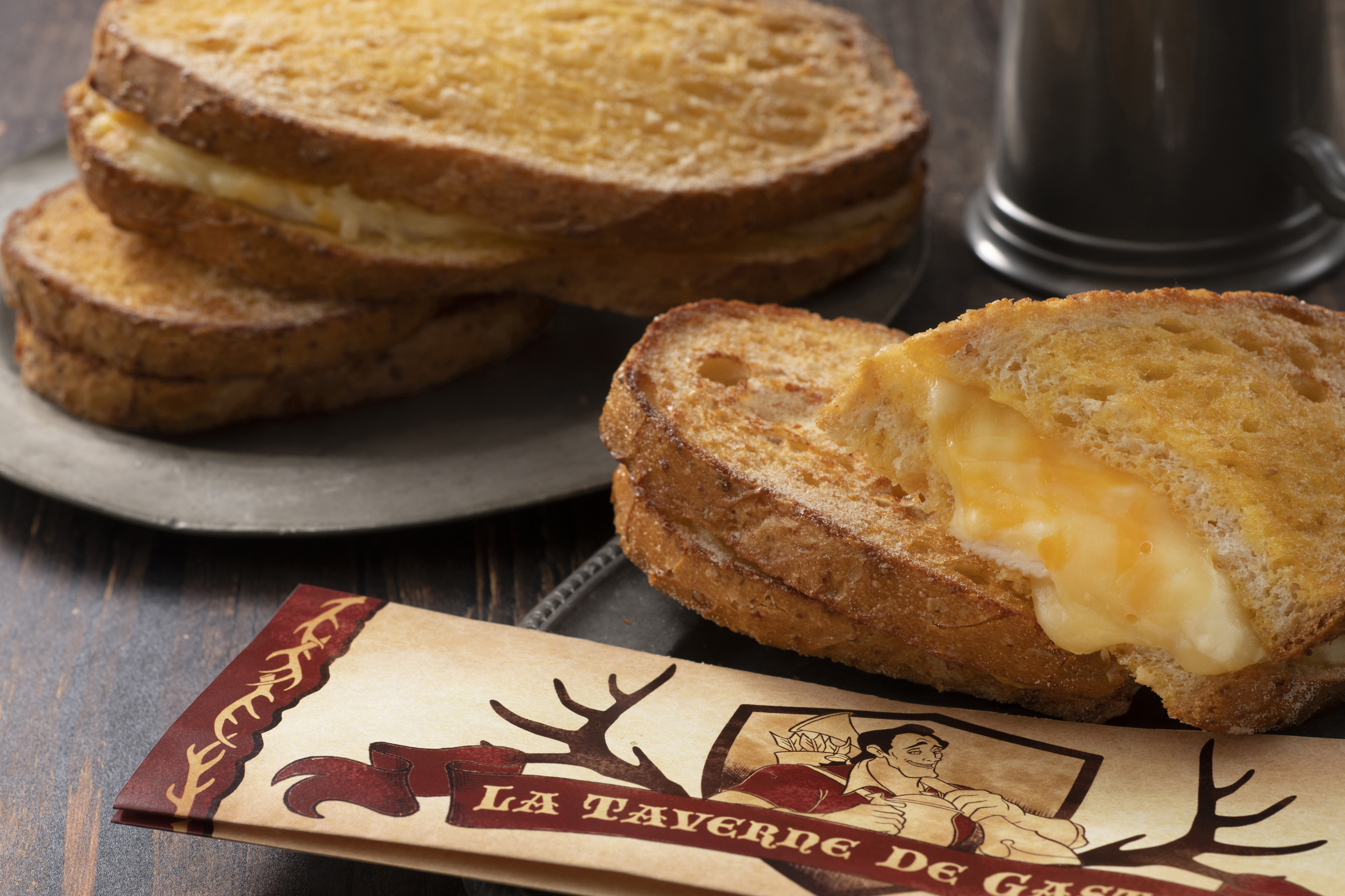 東京ディズニーランドの新施設 美女と野獣 エリアにガストンのレストランが しかし 12ダースの卵 は出ない模様です Pouch ポーチ