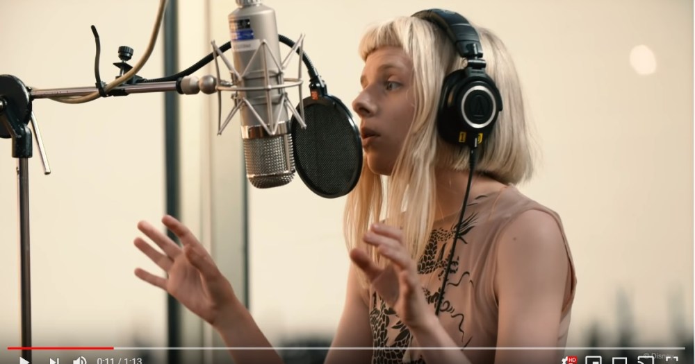 アナ雪2のテーマソングで聞こえる アァ アァ の声の主は23才の歌手オーロラ レコーディング姿は本物の妖精みたいです Pouch ポーチ