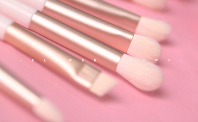 猫好き垂涎のメイクブラシセットが誕生 先端が猫のお手手になっているうえに ぷにぷにの肉球 付きです Pouch ポーチ