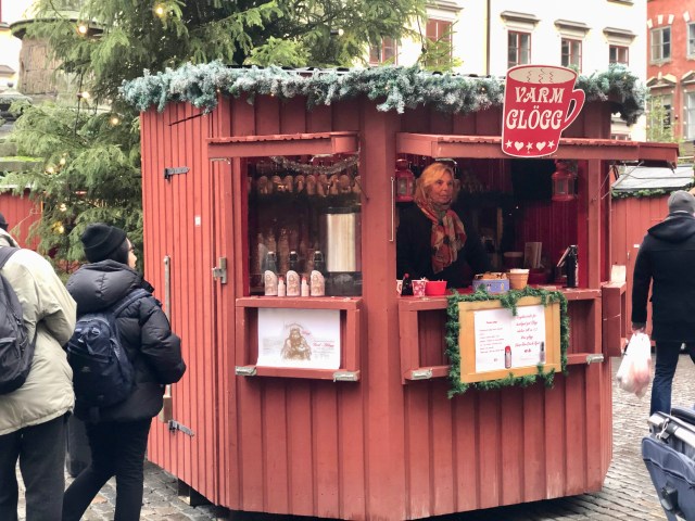 スウェーデンのクリスマスマーケットで1番人気の屋台へ行ってみた！ ノーベル博物館前にあるホットワイン「グロッグ」