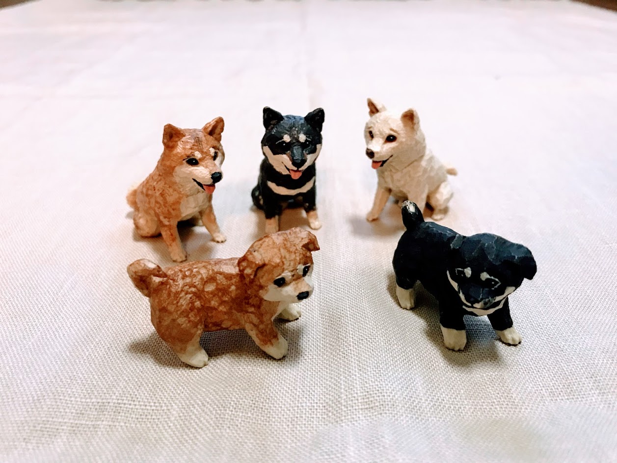 彫刻品みたいなカプセルトイ「犬の彫刻」の細やかなディテールに