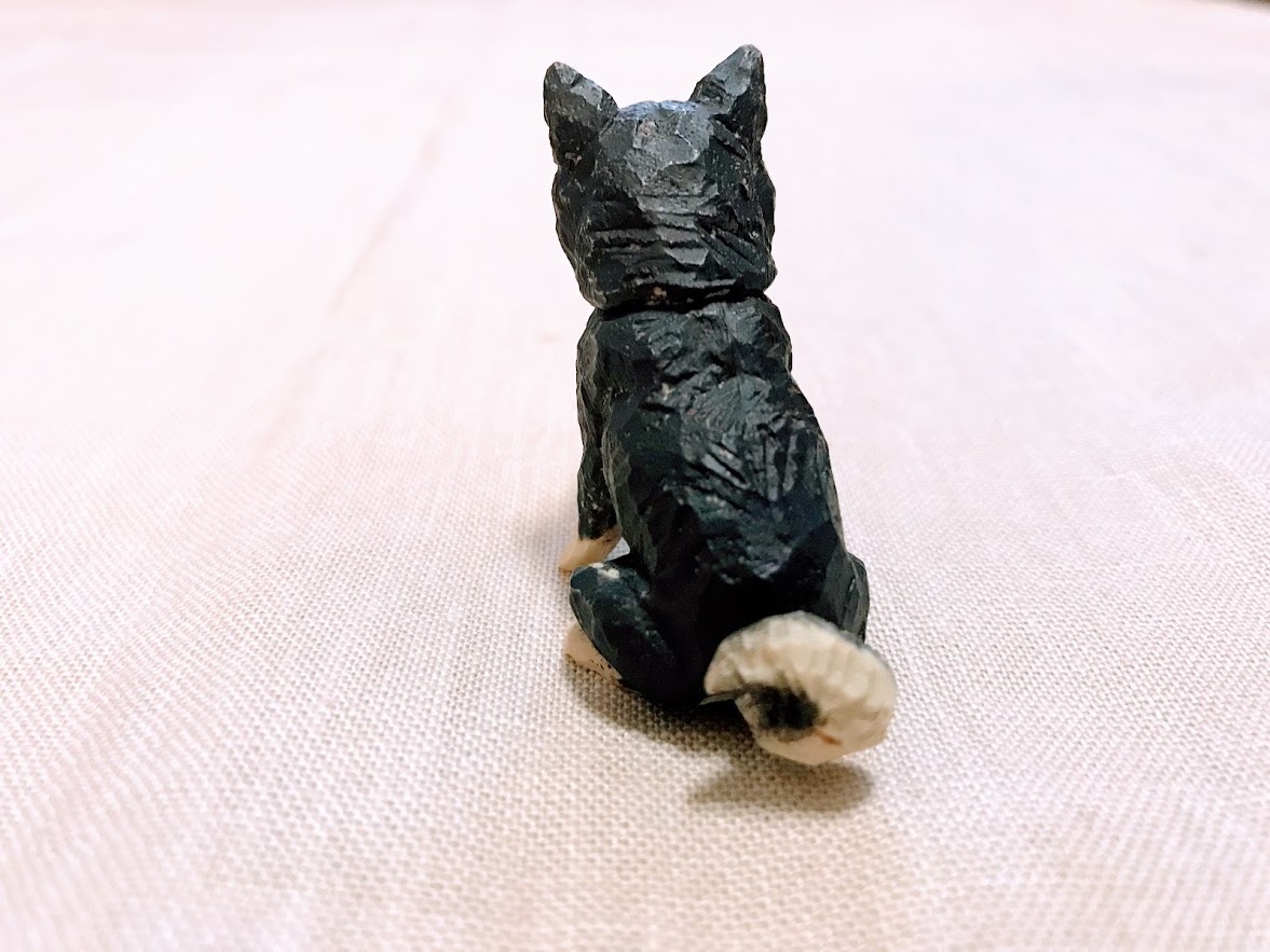 彫刻品みたいなカプセルトイ「犬の彫刻」の細やかなディテールに注目