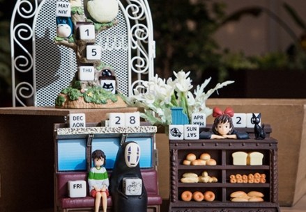 ジブリ映画の名シーンを再現した立体カレンダーが登場！ パン屋で店番 