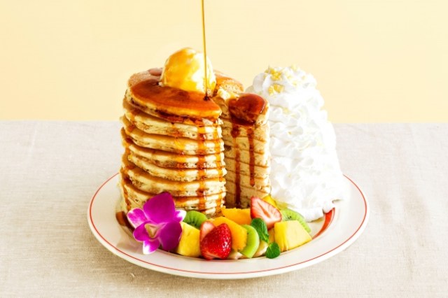 夢の“10枚重ねのパンケーキ”がエッグスンシングス日本上陸10周年で登場！ フルーツもクリームもたっぷりで美味しそう…