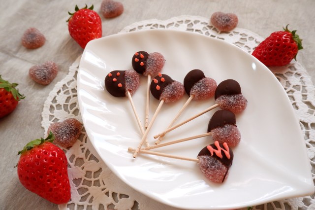 【超簡単バレンタインレシピ】グミにチョコをディップする “チョコがけグミ” がめちゃ可愛くて美味しいよ
