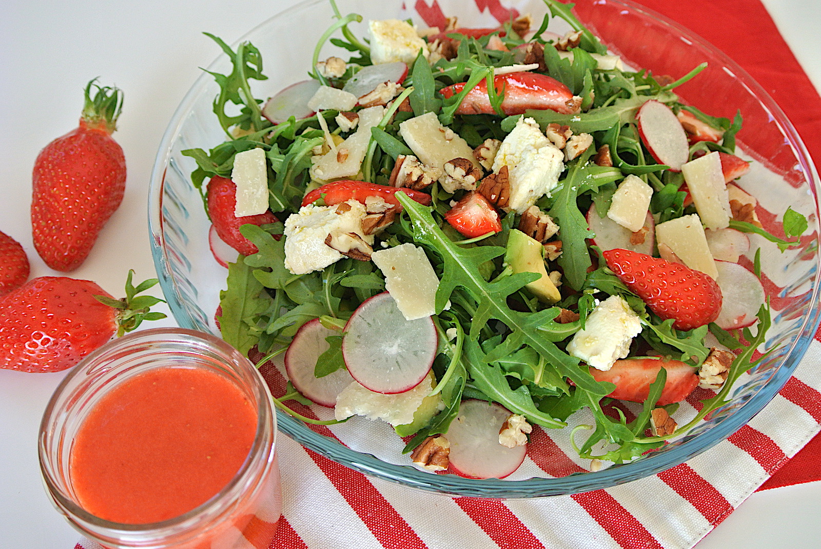 簡単レシピ サラダのトマトをイチゴに変えるだけ 自家製ドレッシングで食べる いちごづくしの春色サラダ Pouch ポーチ