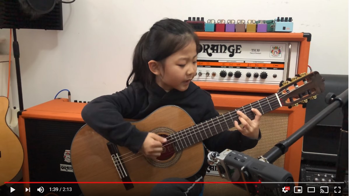 6才のギター少女の歌声に世界中の大人が癒やされた 中国のギター弾き語り少女miumiuちゃん Pouch ポーチ