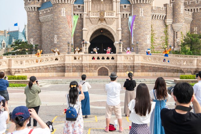 東京ディズニーリゾートが再開後の 新しい運営方法 を発表 アトラクションは間隔をあける グリーティングは休止 など事前にチェックを Pouch ポーチ