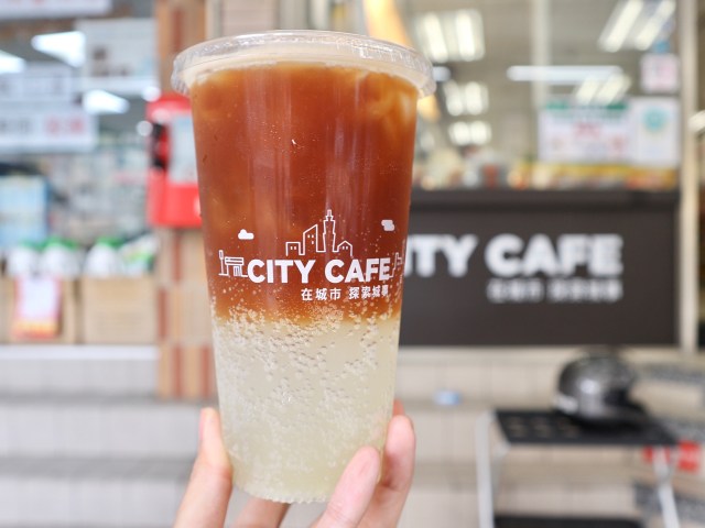 日本のセブンコーヒーと台湾はメニューが違う!? 夏限定「特大シチリア風レモン炭酸コーヒー」を飲んでみた