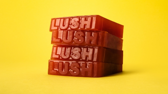 lush ショップ 石鹸 オレンジ色