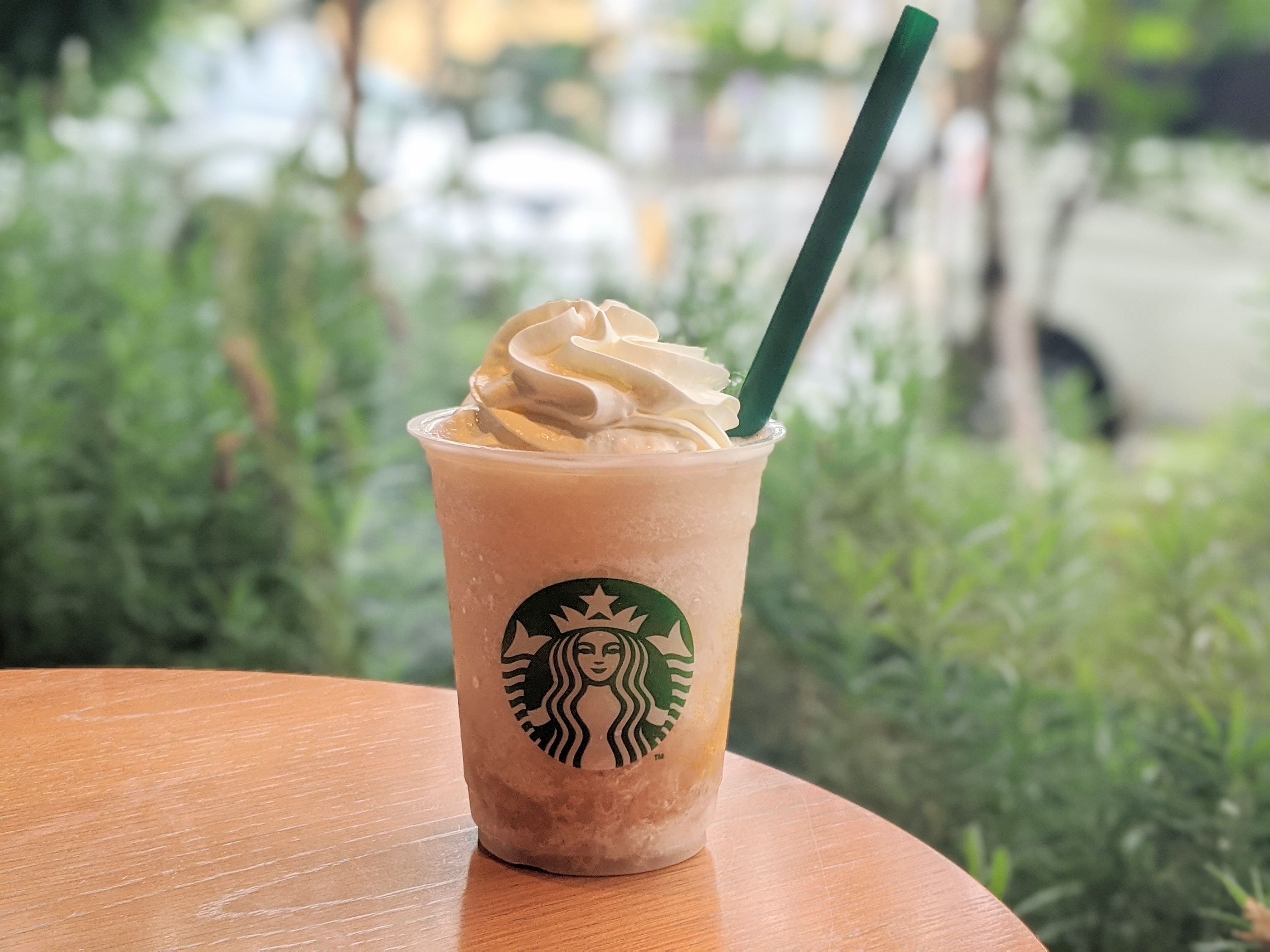 スタバの新作は桃が主役の「ピーチ オン ザ ビーチ フラペチーノ」！ 白桃がゴロゴロ入った桃尽くしのフラぺだよ | Pouch[ポーチ]