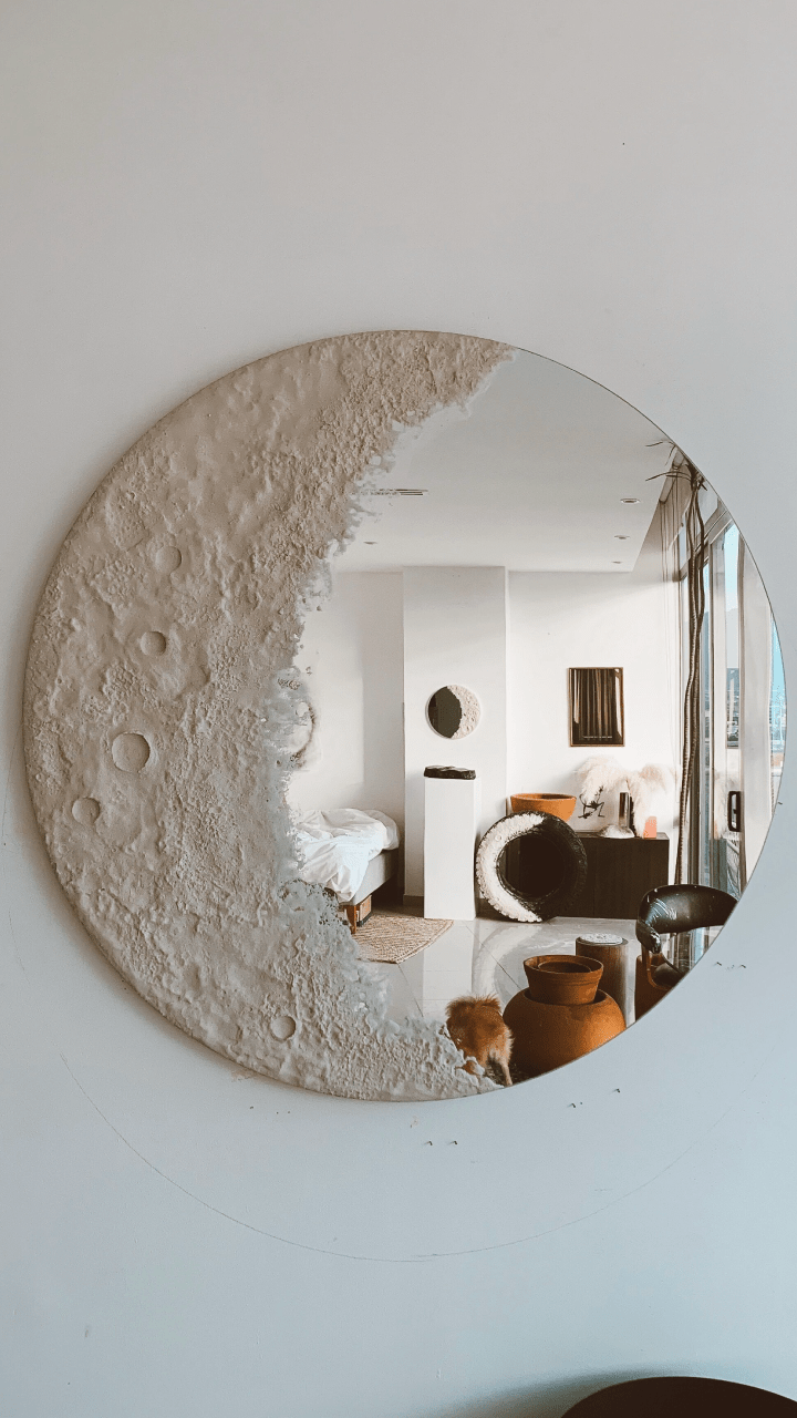 おしゃれすぎるインテリア「月ミラー」が美しい！ 月の欠けた部分が鏡