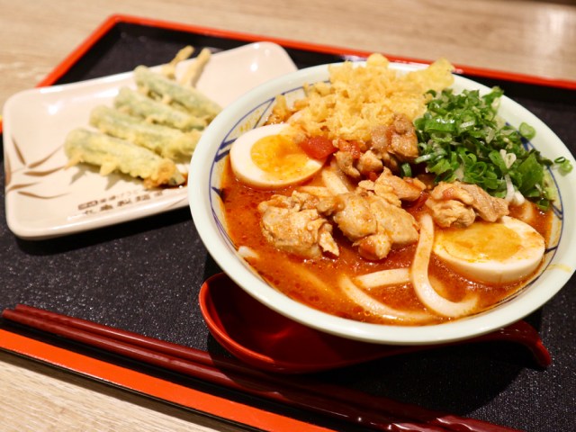 日本の丸亀製麺では食べられない！ 台湾の丸亀製麺限定「トマトチキンうどん」がめちゃ美味しい〜ネギとの相性もバッチリだよ