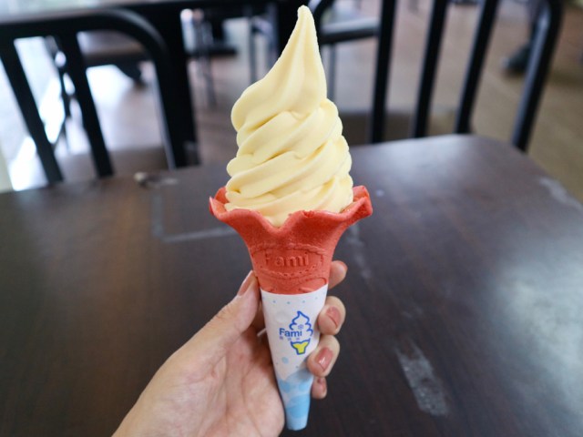 台湾のファミマにはソフトクリームがある！ 台湾人にも高評価の限定フレーバー「青森りんごソフト」を食べてみたよ