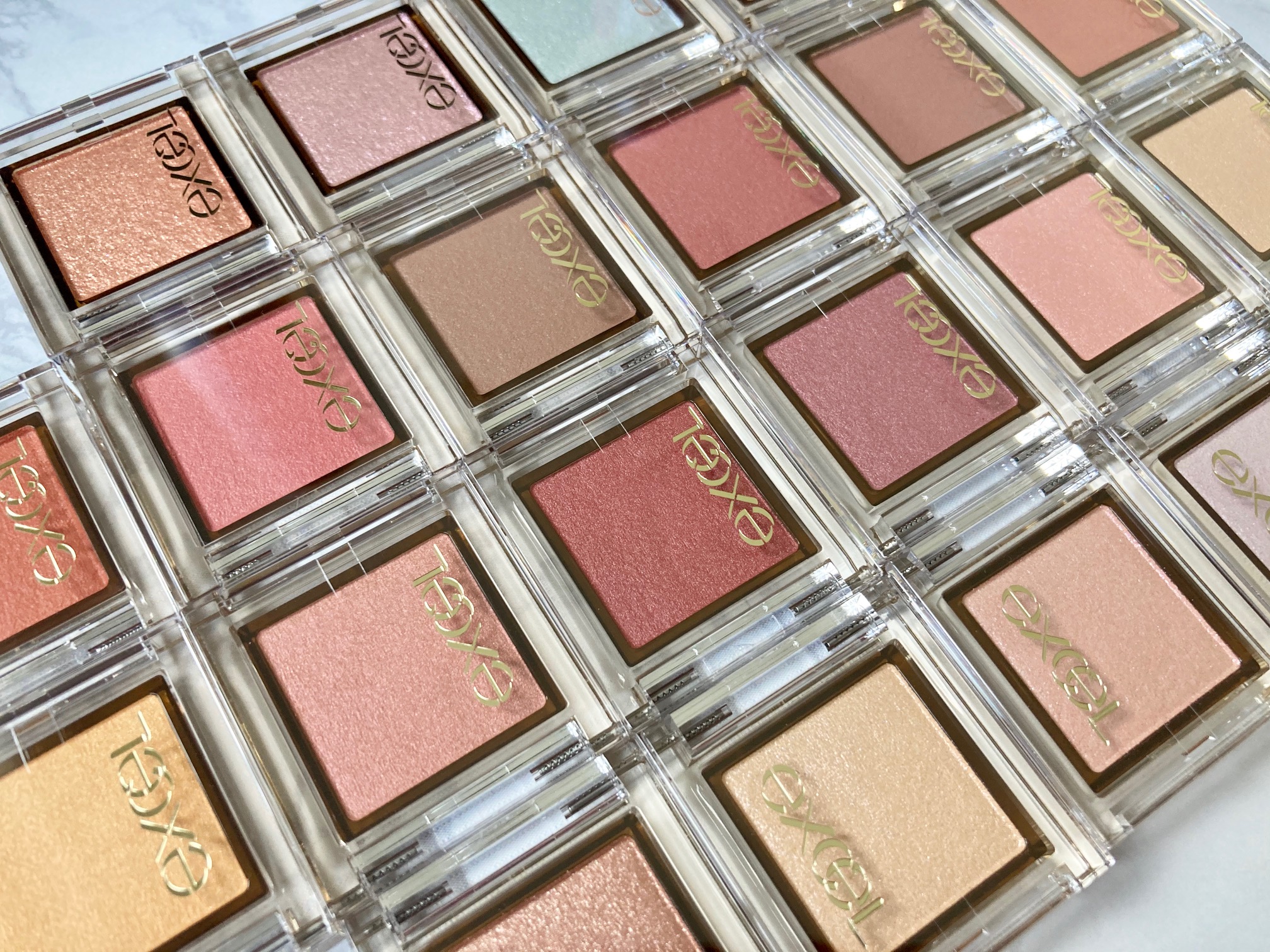 【全色スウォッチ】エクセルの単色アイシャドウ「アイプランナー」は絶妙カラーぞろいの20色！ 粉質 でプチプラなのにデパコス級です Pouch[ポーチ]