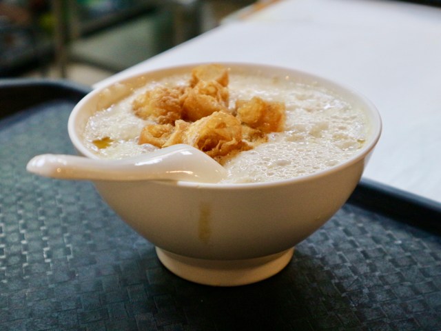 【台湾の朝食シリーズ】第1回 ふわふわ豆乳スープ「鹹豆漿」/ やさしい塩気とおぼろ豆腐のような食感にホッとする