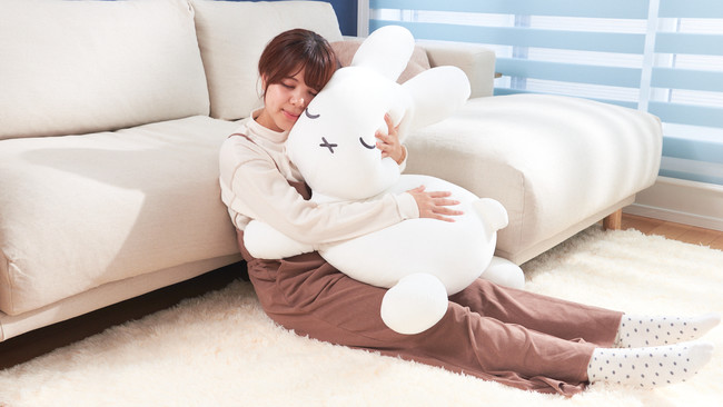 ブルーナうさぎ」巨大ぬいぐるみの存在感がすごい…かわいいだけでなく