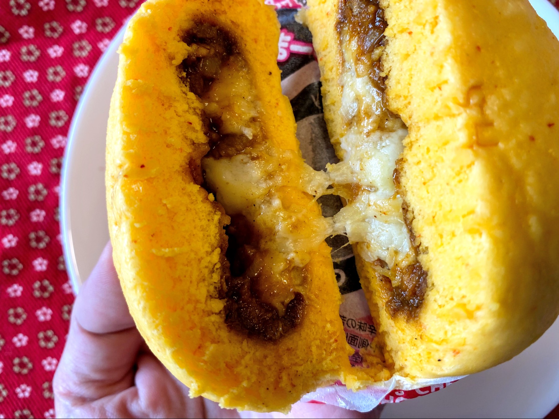 激辛レポ ココイチ監修の 激辛チーズカレーまん をファミマでゲット 火を噴く辛さのカレーであなどれないスパイシーさに衝撃 Pouch ポーチ