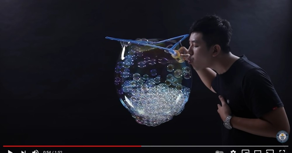 神業 大きなシャボン玉の中に小さなシャボン玉が無数に 世界一多い バブル イン バブル のギネス記録動画が大きな話題に Pouch ポーチ 神業 大きなシャボン玉の中に小さなシャボン玉が無数に 世界一多い バブル イン バブル のギネス記録動画が大きな話題に Pouch ポーチ