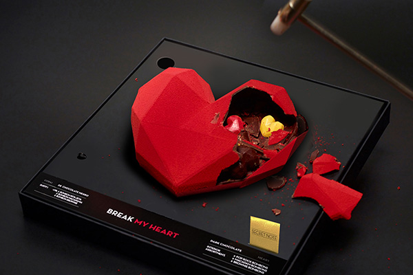 真っ赤なハートのチョコを叩き割ると中から愛のメッセージが スペイン発ブボ バルセロナの 彫刻チョコ が情熱的 Pouch ポーチ