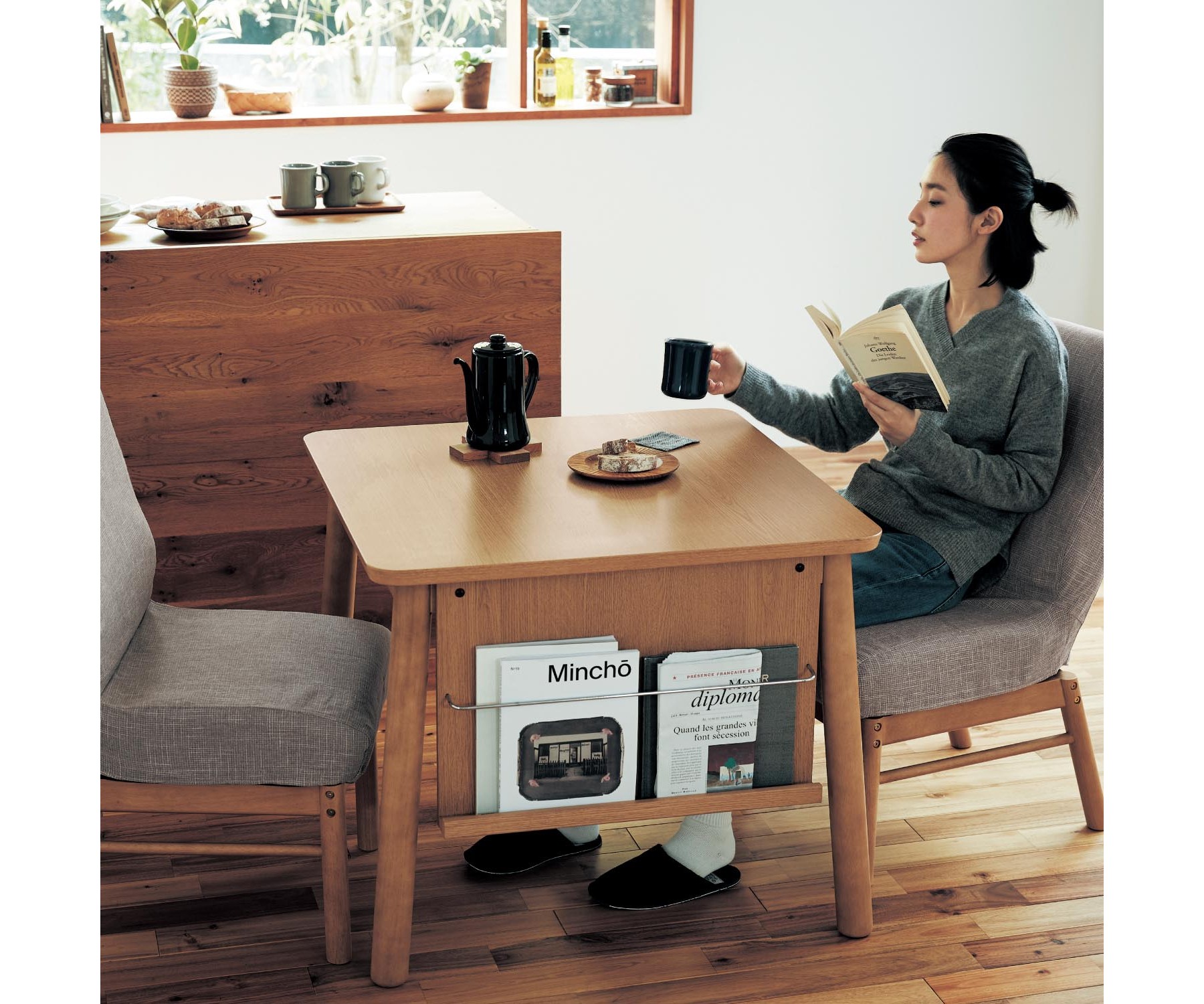 このダイニングテーブル、小さいのに機能的すぎるっ!! 4つの収納が一体