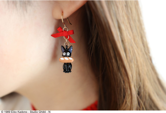 魔女の宅急便』のグーチョキパン店をイメージしたアクセサリーが
