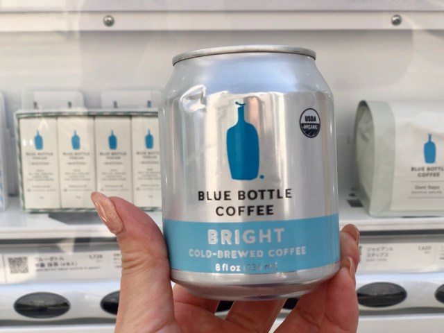 【実食レポ】ブルーボトルコーヒー専用の自販機が都内にある!? 超スタイリッシュだけど缶コーヒー640円とは…