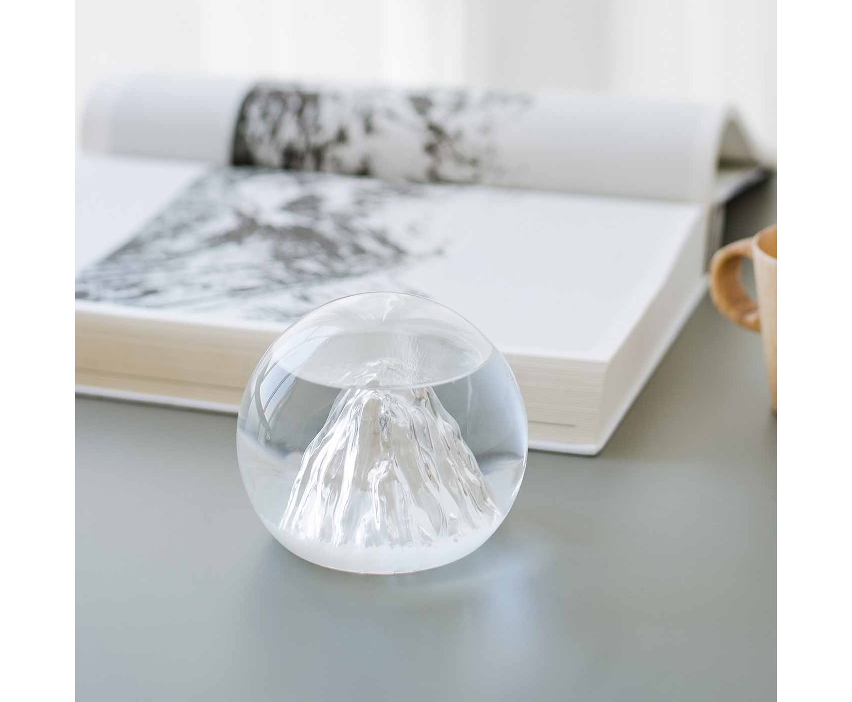 雨が降るとガラスの山に雲海が立ち込める…その日の天気を教えてくれる